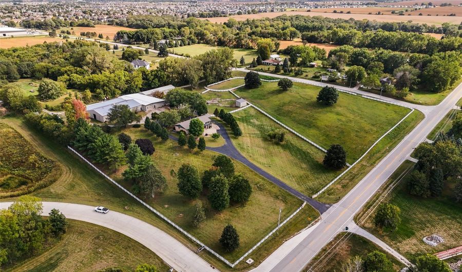 4175 NE 64th St, Altoona, IA 50009 - 4 Beds, 5 Bath