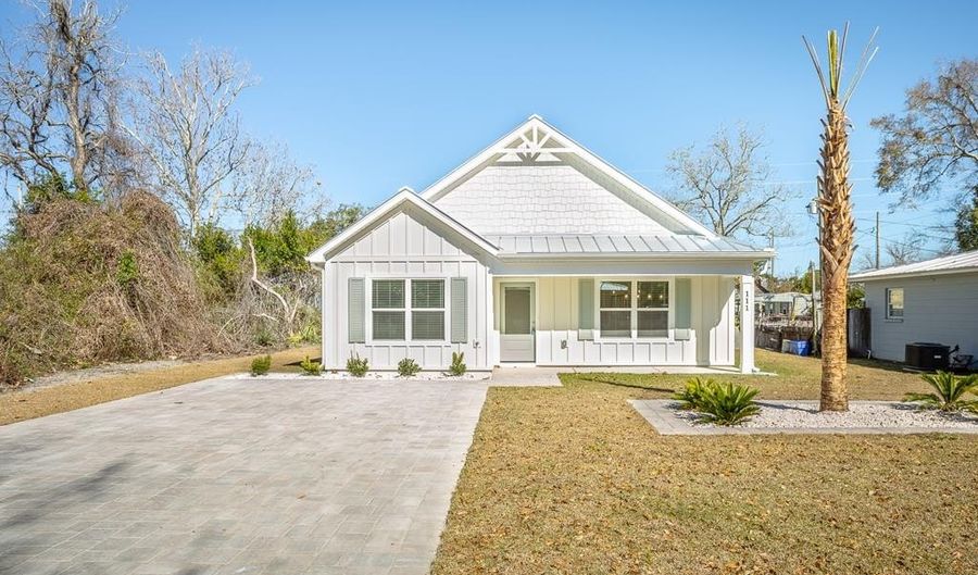 111 11th St, Apalachicola, FL 32320 - 3 Beds, 2 Bath