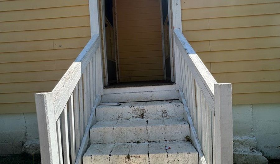 223 Academy St, Americus, GA 31709 - 6 Beds, 2 Bath