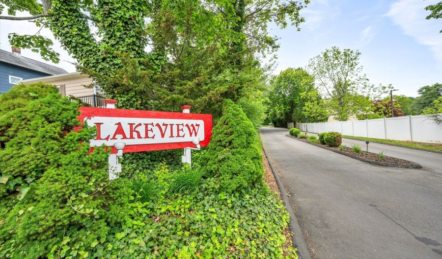 21 Lakeview Dr, Branford, CT 06405 - 4 Beds, 3 Bath