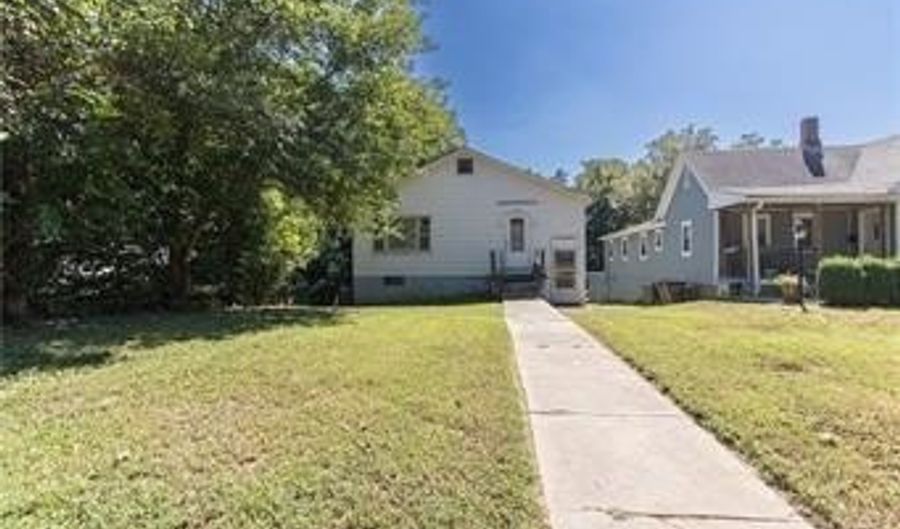1024 Mound St, Atchison, KS 66002 - 2 Beds, 2 Bath