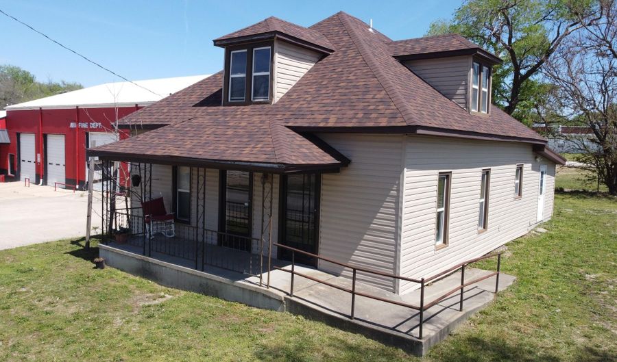 902 N Jefferson St, Ava, MO 65608 - 0 Beds, 1 Bath