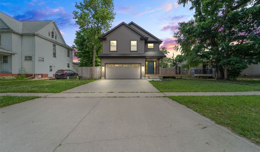 611 Court St, Adel, IA 50003 - 4 Beds, 3 Bath