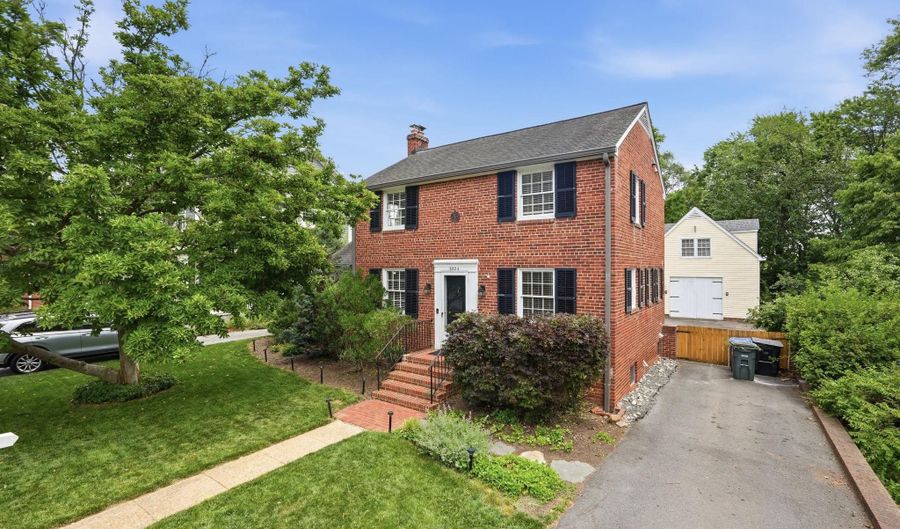 6524 27TH St N, Arlington, VA 22213 - 4 Beds, 3 Bath