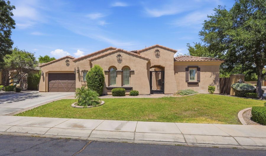 5232 S HUACHUCA Pl, Chandler, AZ 85249 - 4 Beds, 4 Bath