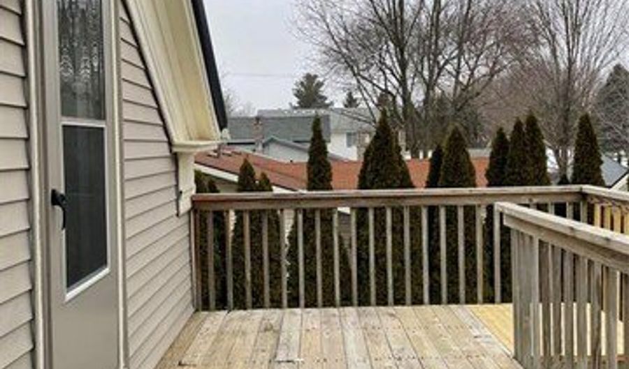 302 N BRISTOL - Upper Unit 2, Almont, MI 48003 - 2 Beds, 1 Bath