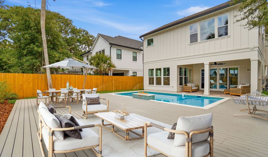 340 9TH St, Atlantic Beach, FL 32233 - 5 Beds, 5 Bath