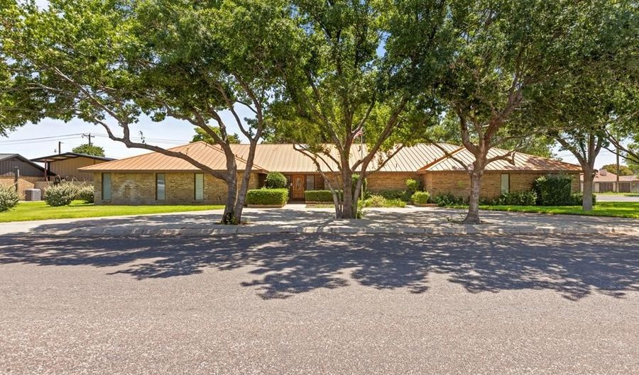 1300 NW 5th St, Andrews, TX 79714 - 4 Beds, 3 Bath