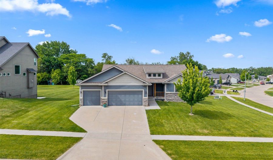 1100 Hunter Ct, Adel, IA 50003 - 4 Beds, 3 Bath