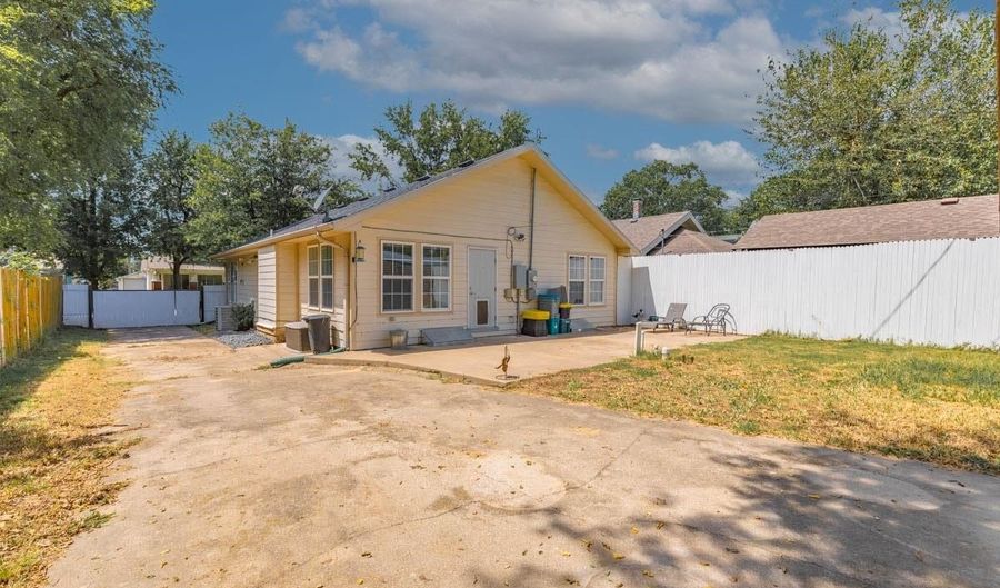 914 S A St, Arkansas City, KS 67005 - 3 Beds, 3 Bath