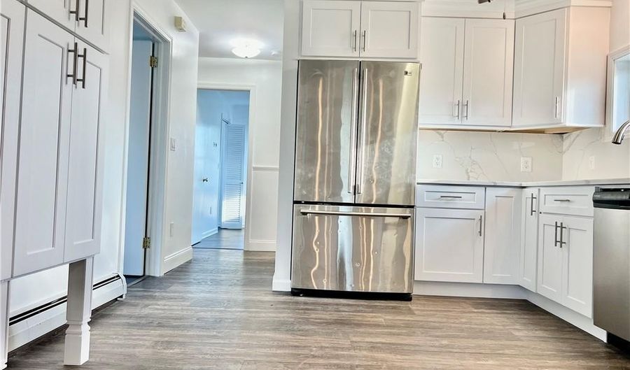826 Oldfield Rd 2nd Fl+3rd Fl, Fairfield, CT 06824 - 3 Beds, 2 Bath