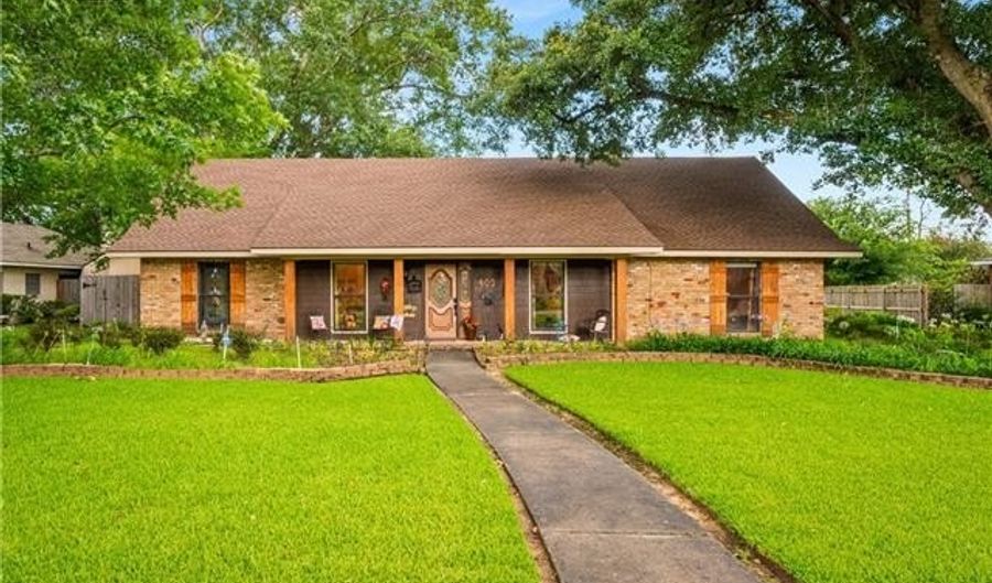 403 SWEETBRIAR Dr, Alexandria, LA 71303 - 3 Beds, 2 Bath