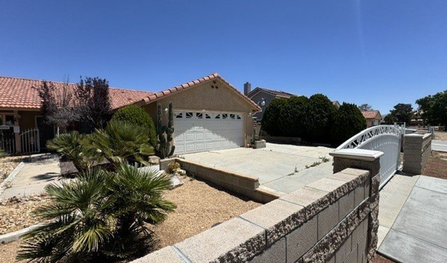 22410 Broken Lance Ct, Apple Valley, CA 92307 - 3 Beds, 2 Bath