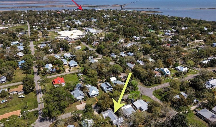 110 17th St, Apalachicola, FL 32320 - 3 Beds, 2 Bath