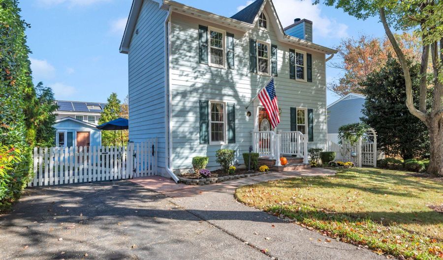 1005 HYDE PARK Dr, Annapolis, MD 21403 - 2 Beds, 1 Bath