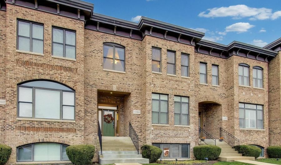 1506 W NORTHWEST Hwy, Arlington Heights, IL 60004 - 3 Beds, 3 Bath