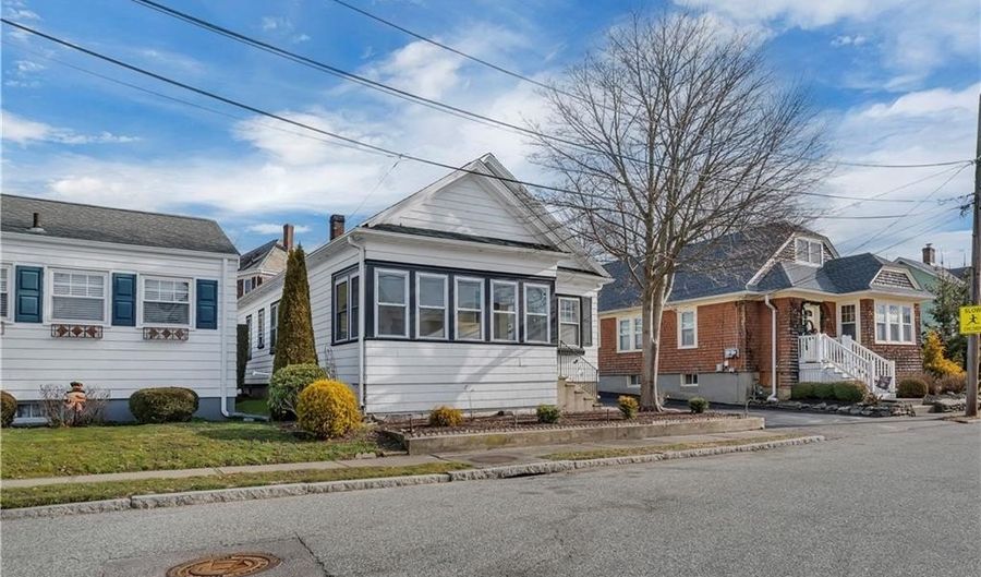 19 Greene Ln, Newport, RI 02840 - 3 Beds, 1 Bath