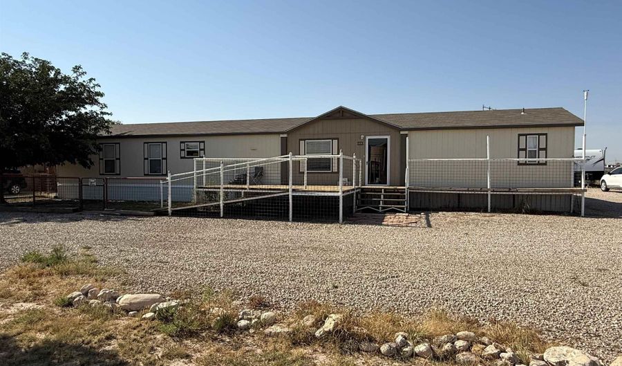 111 E Harkness Rd, Carlsbad, NM 88220 - 3 Beds, 2 Bath