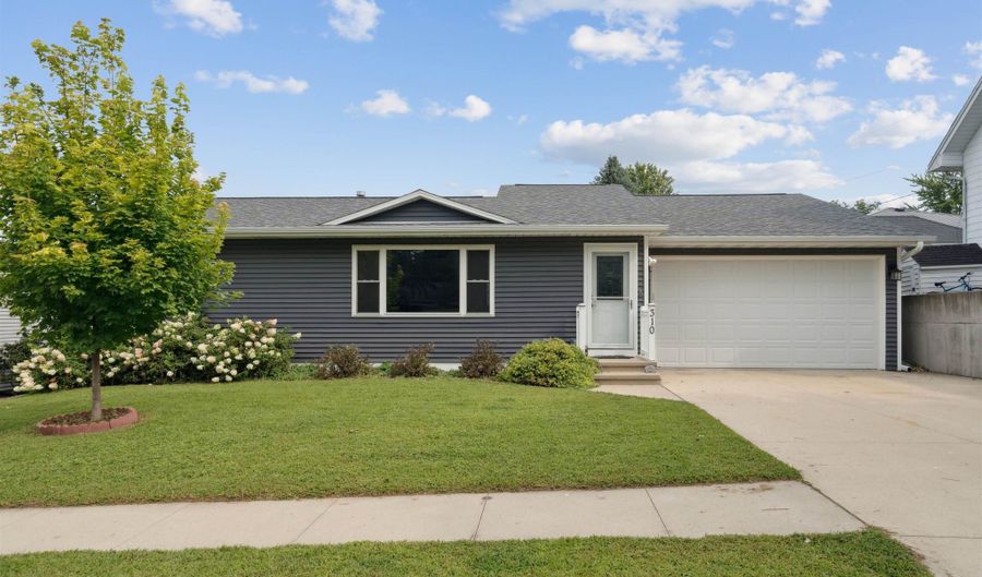 310 7th Ave SE, Dyersville, IA 52040 - 2 Beds, 2 Bath