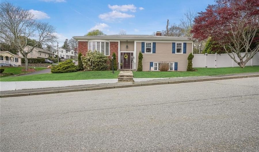 6 Longmeadow Dr, North Providence, RI 02904 - 3 Beds, 2 Bath