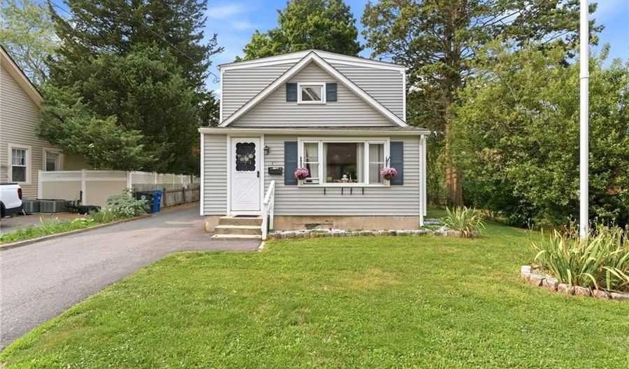 34 Platt St, Bristol, RI 02809 - 2 Beds, 1 Bath