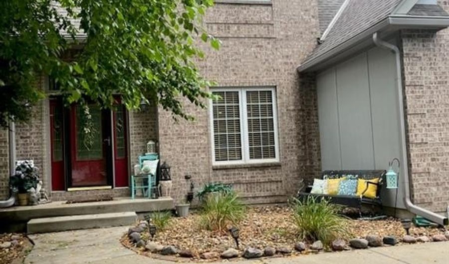 15733 Pine Cir, Basehor, KS 66007 - 4 Beds, 4 Bath
