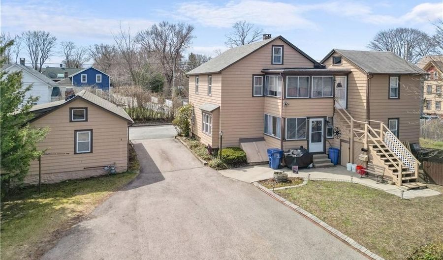 32 Union St, East Greenwich, RI 02818 - 6 Beds, 3 Bath