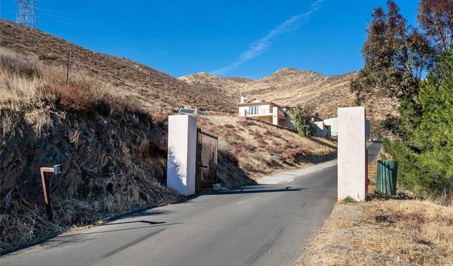 9455 Hierba Rd, Agua Dulce, CA 91390 - 5 Beds, 5 Bath