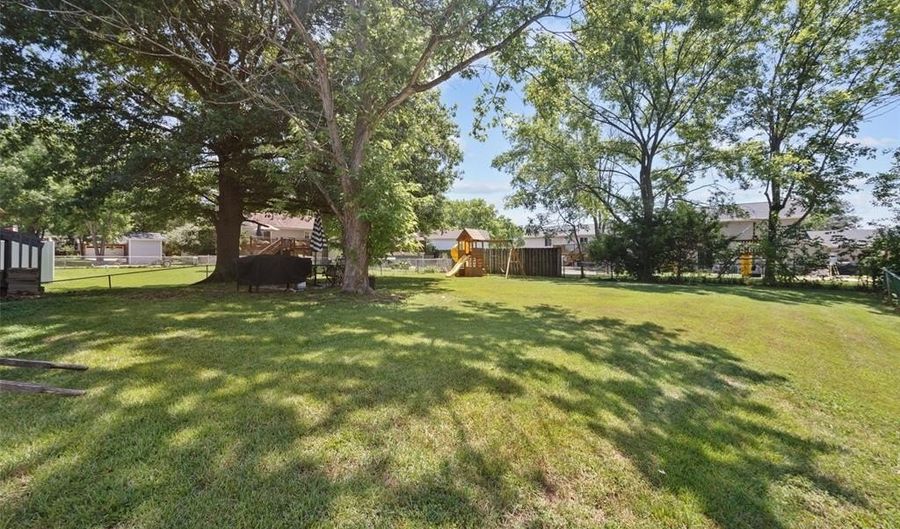 318 Windyoak Dr, Ballwin, MO 63021 - 4 Beds, 3 Bath