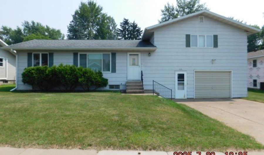 735 S Willson Dr, Altoona, WI 54720 - 3 Beds, 2 Bath