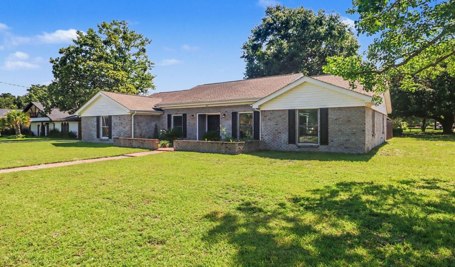 412 Woodland Park Dr, Biloxi, MS 39531 - 4 Beds, 2 Bath