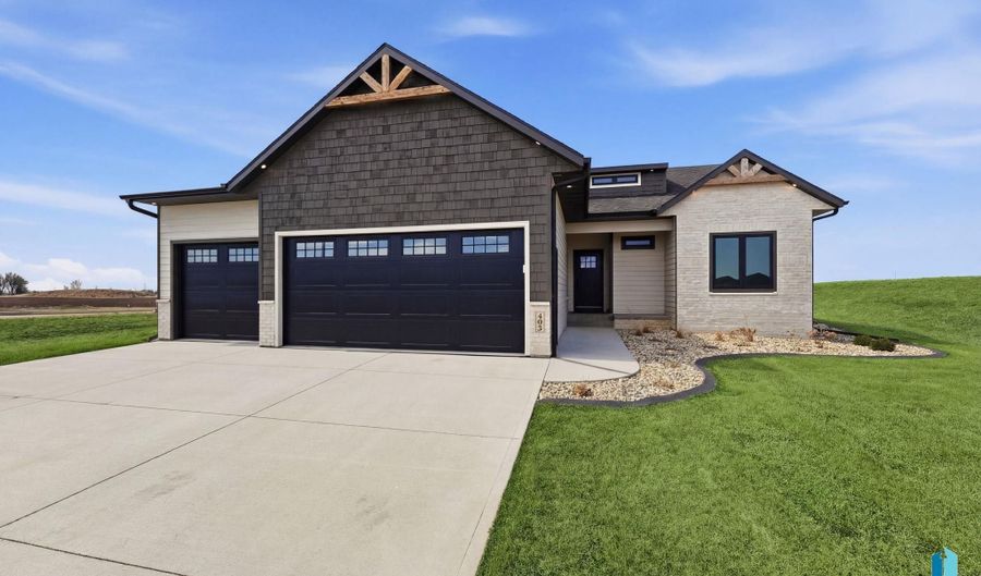 405 N Sunshine Ave, Brandon, SD 57005 - 5 Beds, 3 Bath