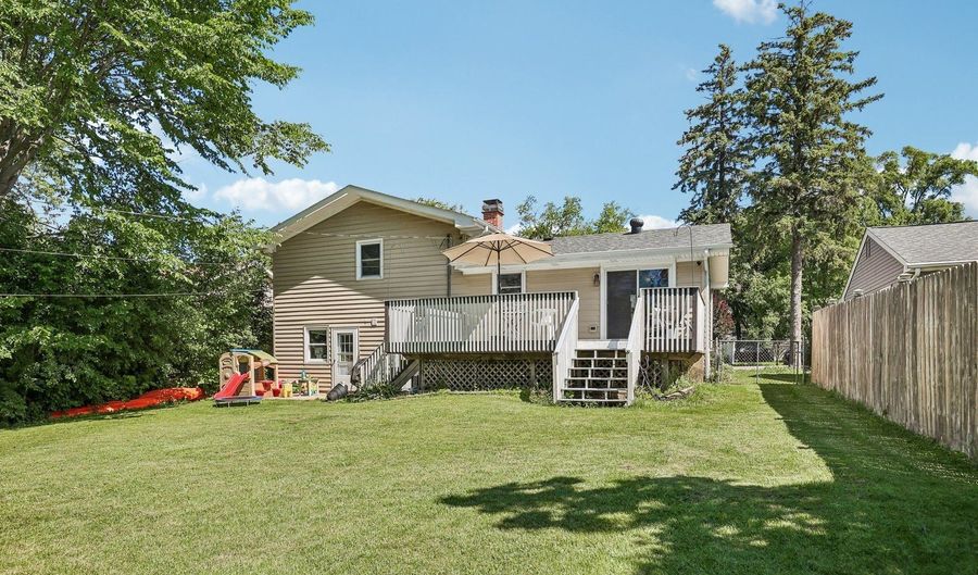 523 Maplewood Dr, Antioch, IL 60002 - 3 Beds, 3 Bath