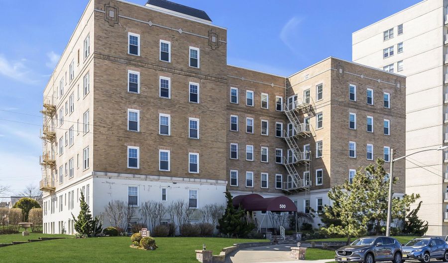 500 Deal Lake Dr 1E, Asbury Park, NJ 07712 - 2 Beds, 1 Bath