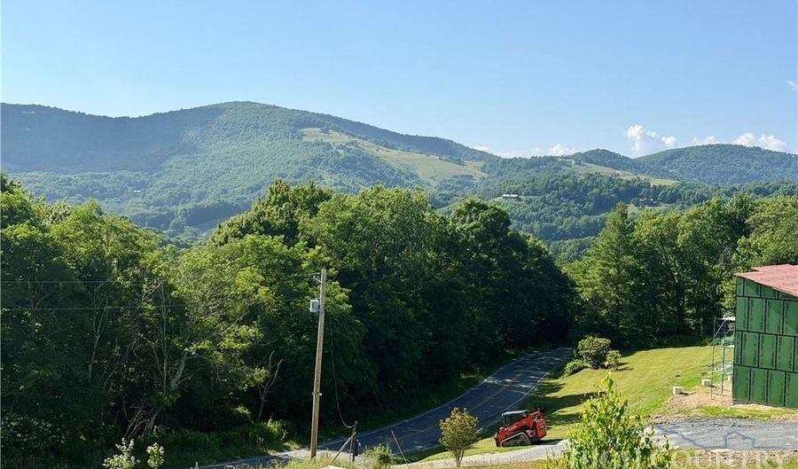 56 Grouseberry Dr, Banner Elk, NC 28604 - 3 Beds, 4 Bath