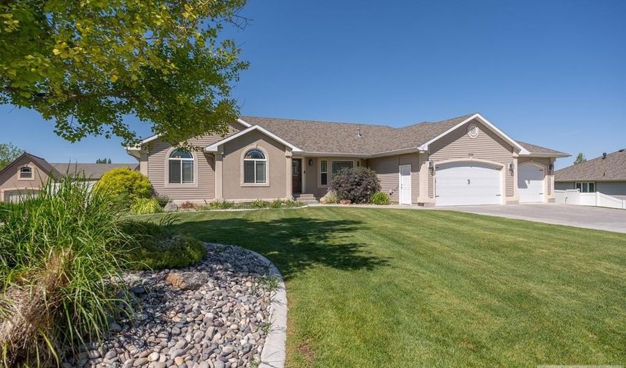 2488 S Fieldstone Dr, Ammon, ID 83401 - 6 Beds, 4 Bath