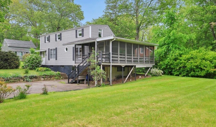 28 Arlington Rd, Coventry, CT 06238 - 3 Beds, 2 Bath