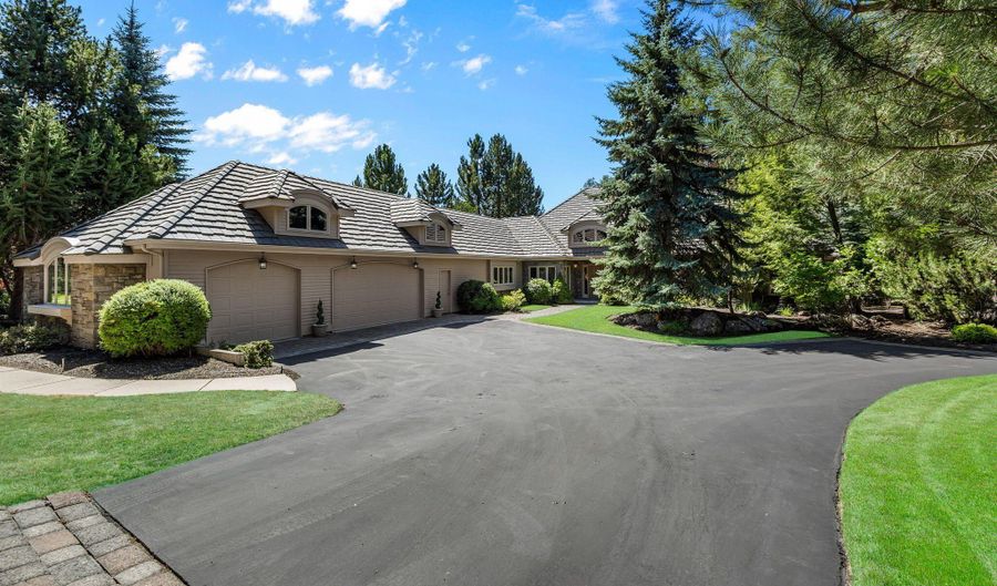 19490 Green Lakes Loop, Bend, OR 97702 - 3 Beds, 5 Bath