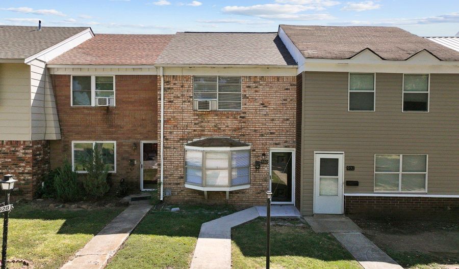 930 P SW St, Ardmore, OK 73401 - 2 Beds, 2 Bath