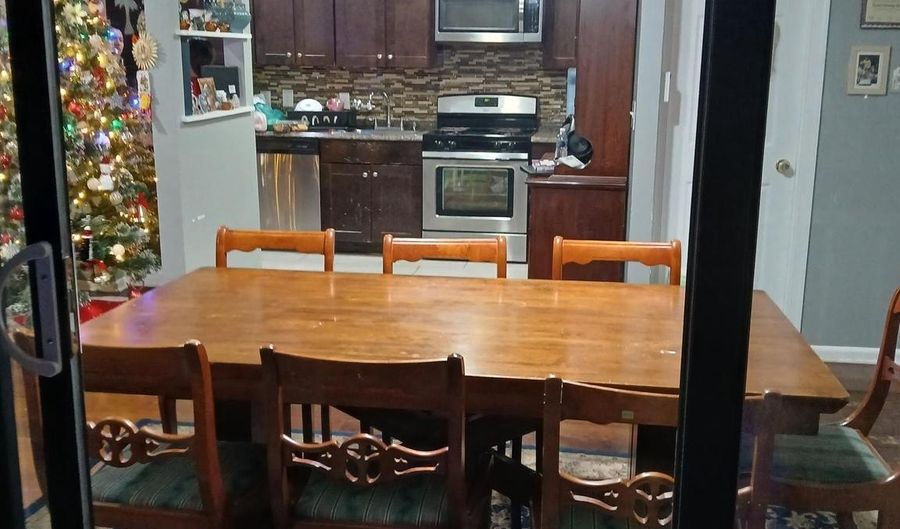 511 N ARMISTEAD St 303, Alexandria, VA 22312 - 3 Beds, 2 Bath