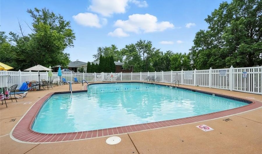 1121 Claytonbrook Ct, Ballwin, MO 63011 - 2 Beds, 2 Bath