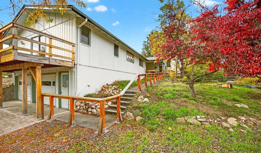 697 Oak Knoll Dr, Ashland, OR 97520 - 3 Beds, 2 Bath