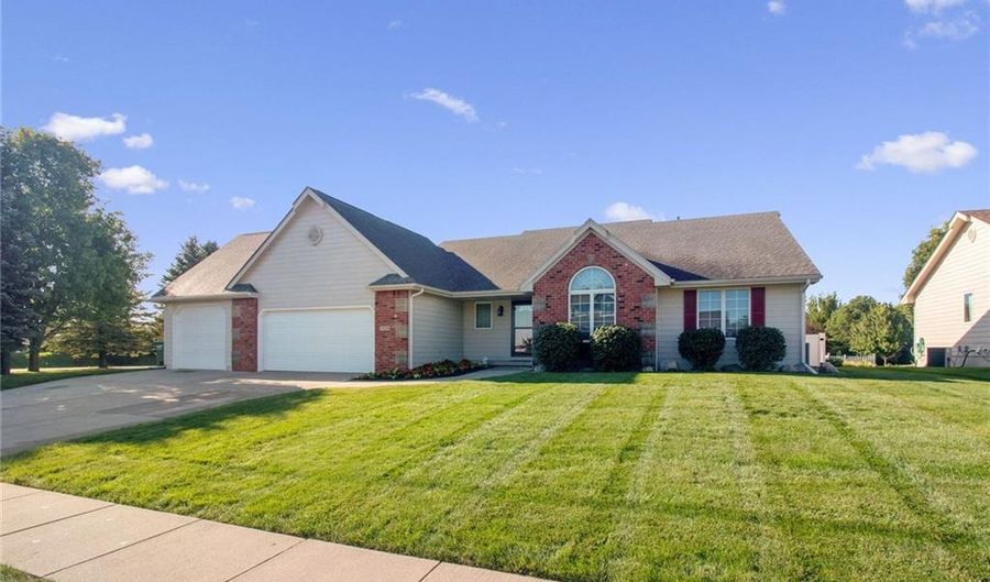 1334 Lake Shore Dr SE, Altoona, IA 50009 - 4 Beds, 4 Bath