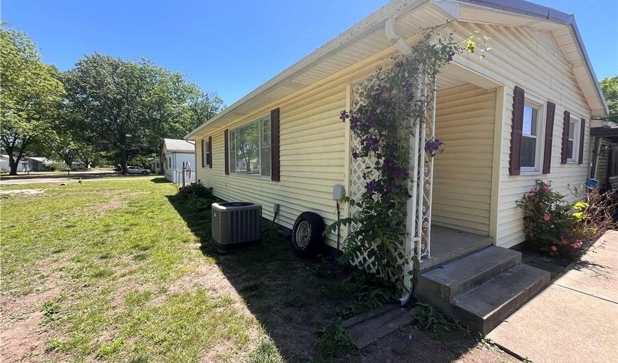 301 S High School Ave, Altamont, KS 67330 - 4 Beds, 2 Bath