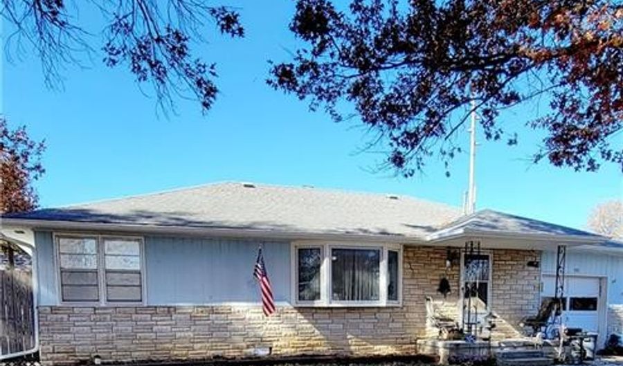 431 N Oak St, Garnett, KS 66032 - 3 Beds, 2 Bath