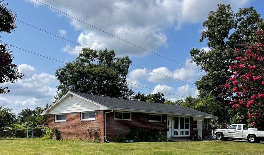 4615 ROUNDHILL Rd, Alexandria, VA 22310 - 3 Beds, 2 Bath