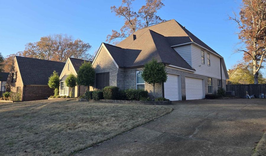 8280 REBECCA WOODS Dr, Bartlett, TN 38002 - 5 Beds, 3 Bath
