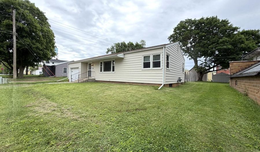 506 5TH St, Armstrong, IA 50514 - 2 Beds, 1 Bath