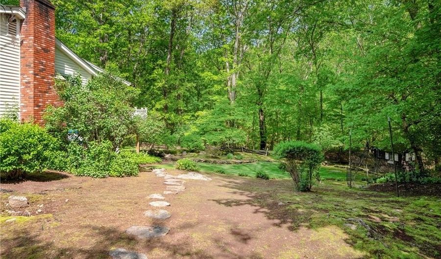 70 High Ridge Dr, Cumberland, RI 02864 - 3 Beds, 2 Bath