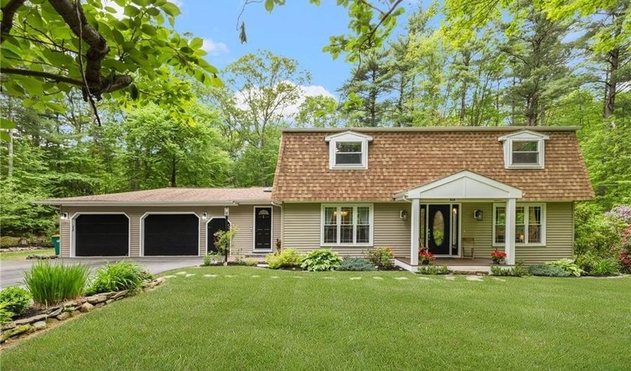 12 Robin Vale Dr, Glocester, RI 02857 - 3 Beds, 3 Bath
